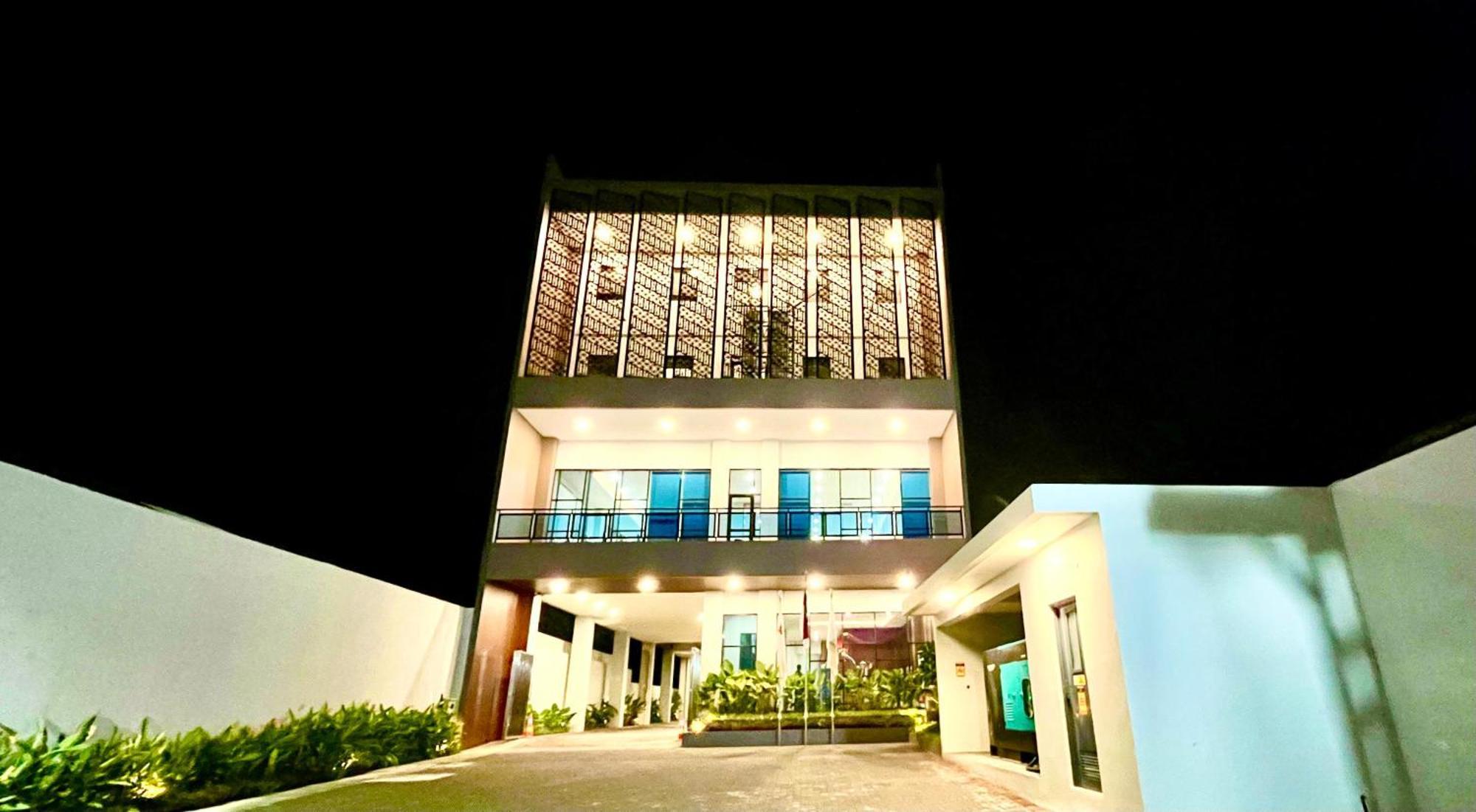Front One Hotel Gombong Gombong  المظهر الخارجي الصورة